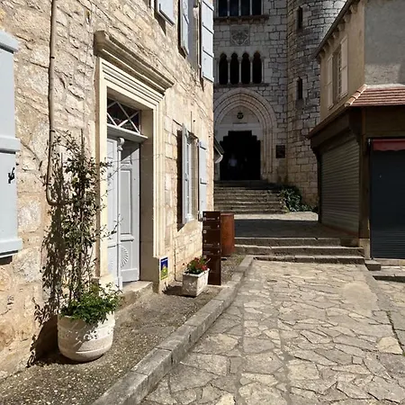 Konukevi Les Pirondeaux 3*